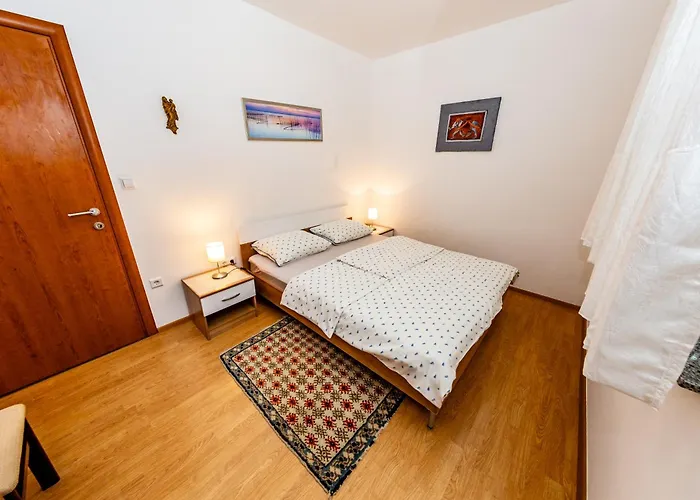Eva Apartman *
